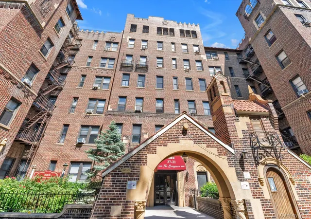 Homes for sale in New York, NY | 37 21 80th St #3M, New York, NY 11372 | MLS# 996607
