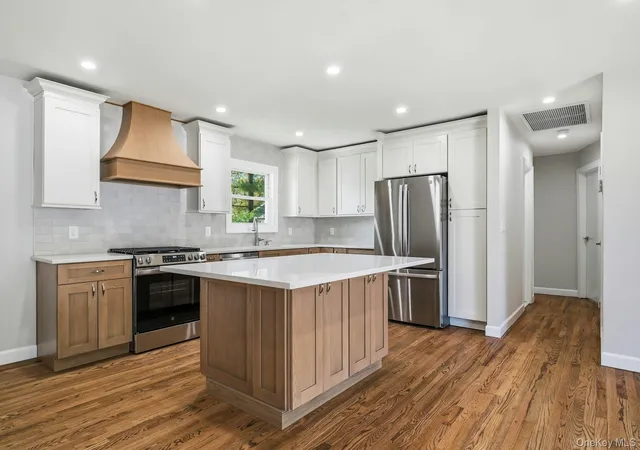 2nd image of 21 Robbins St, Babylon, NY 11757 | MLS# 996633