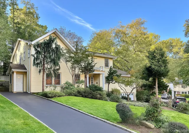 Photo 2 of Sale Pending at 8 Briarfield Dr, Great Neck, NY 11020 | MLS# 996700 | Listing updated on 2026-06-20