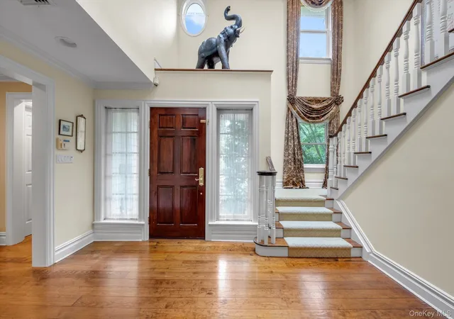 Photo 3 of Sale Pending at 8 Briarfield Dr, Great Neck, NY 11020 | MLS# 996700 | Listing updated on 2026-06-20
