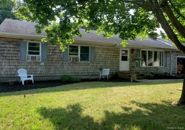 Photo 3 of Single family home for sale at 11 Columbia St, Sag Harbor, NY 11963 | MLS# 996711 | Listing updated on 2026-06-30