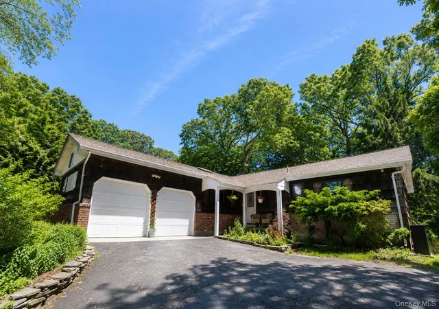 1st image of 10 Camelot Ln, East Setauket, NY 11733 | MLS# 996751