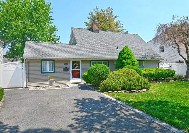 2nd image of 27 Blossom Ln, Hempstead, NY 11756 | MLS# 996775