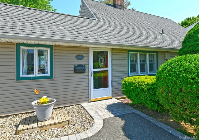 3rd image of 27 Blossom Ln, Hempstead, NY 11756 | MLS# 996775