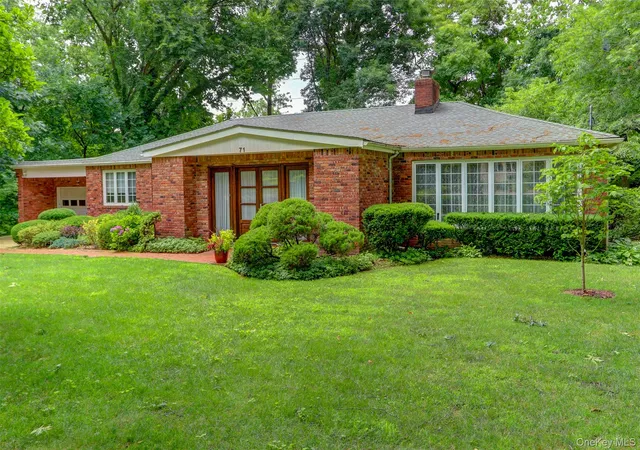 Photo 1 of Sale Pending at 71 Knollwood Rd, Roslyn, NY 11576 | MLS# 996852 | Listing updated on 2026-09-25