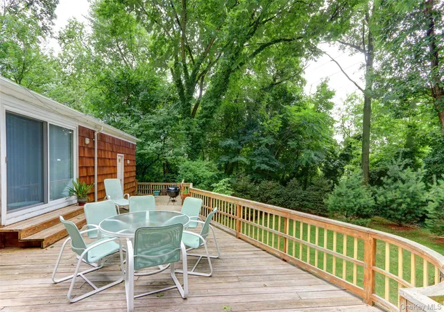 Photo 19 of Sale Pending at 71 Knollwood Rd, Roslyn, NY 11576 | MLS# 996852 | Listing updated on 2026-09-25