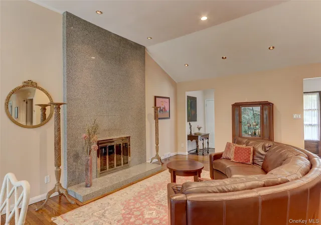 Photo 3 of Sale Pending at 71 Knollwood Rd, Roslyn, NY 11576 | MLS# 996852 | Listing updated on 2026-09-25