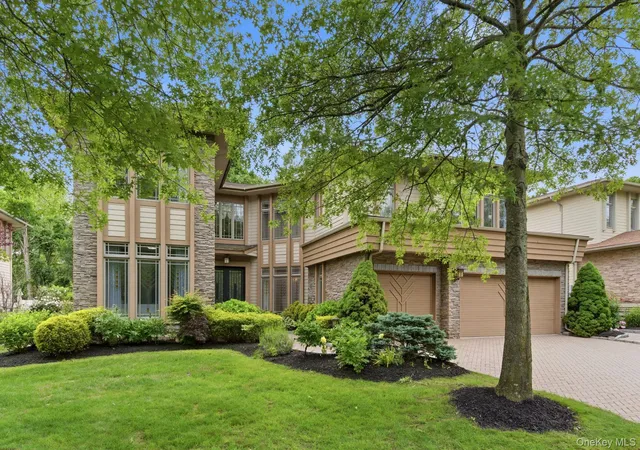 Photo 2 of Single family home for sale at 3 Olde Hamlet Dr, Jericho, NY 11753 | MLS# 996951 | Listing updated on 2026-08-10