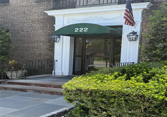 1st image of 222 7Th St, Hempstead, NY 11530