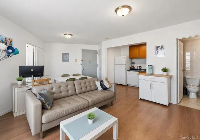 2nd image of 81 15 Queens Blvd 7c, Elmhurst, NY 11373 | MLS# 997067