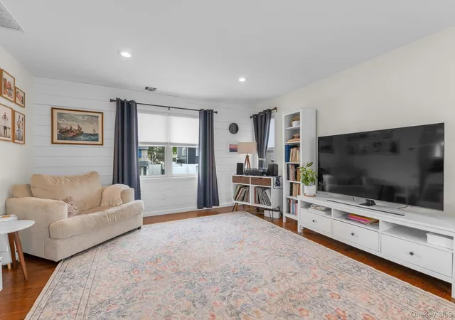 3rd image of 27 Radcliffe Rd, Island Park, NY 11558 | MLS# 997096