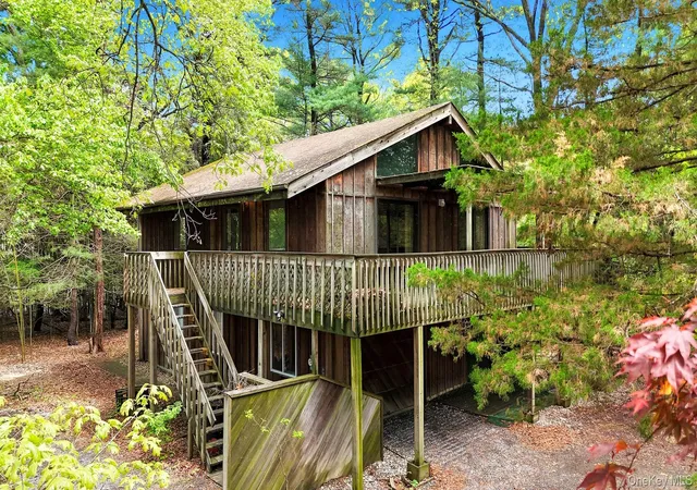 2nd image of 179 Gnarled Hollow Rd, East Setauket, NY 11733 | MLS# 997131