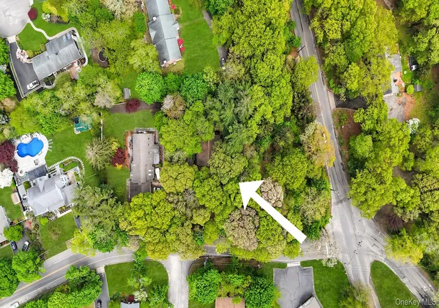 3rd image of 179 Gnarled Hollow Rd, East Setauket, NY 11733 | MLS# 997131