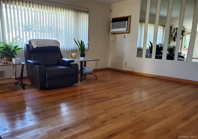 Photo 2 of Single family home for sale at 5 Columbia Rd, Oyster Bay, NY 11801 | MLS# 997171 | Listing updated on 2026-08-30