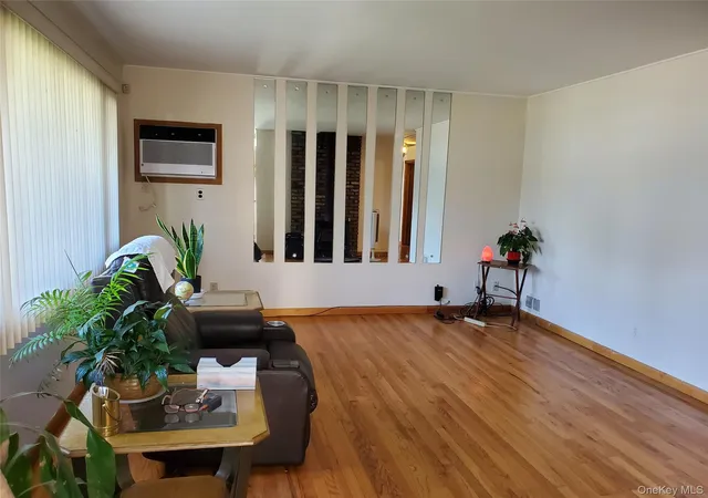 Photo 3 of Single family home for sale at 5 Columbia Rd, Oyster Bay, NY 11801 | MLS# 997171 | Listing updated on 2026-08-30