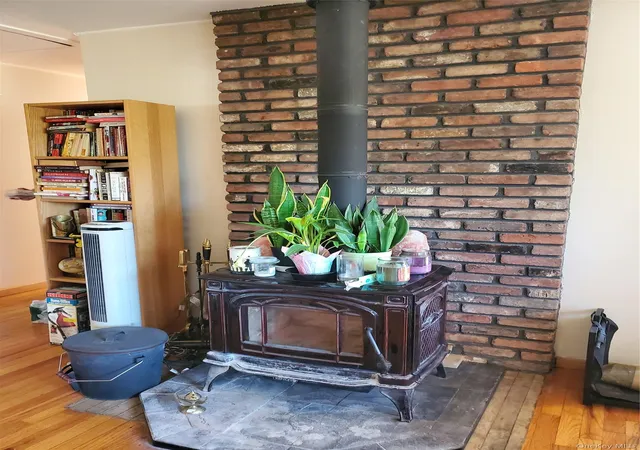 Photo 4 of Single family home for sale at 5 Columbia Rd, Oyster Bay, NY 11801 | MLS# 997171 | Listing updated on 2026-08-30