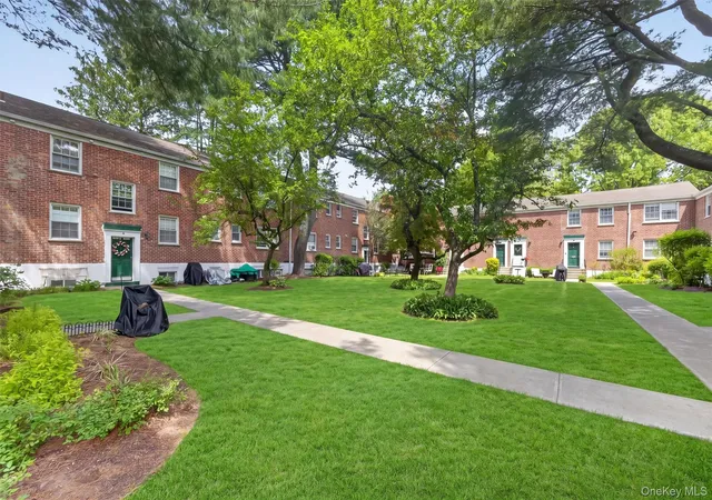 Photo 3 of Sale Pending at 33 Fieldstone Dr #D2, Hartsdale, NY 10530 | MLS# 997174 | Listing updated on 2026-06-16