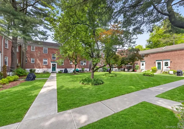 Photo 4 of Sale Pending at 33 Fieldstone Dr #D2, Hartsdale, NY 10530 | MLS# 997174 | Listing updated on 2026-06-16