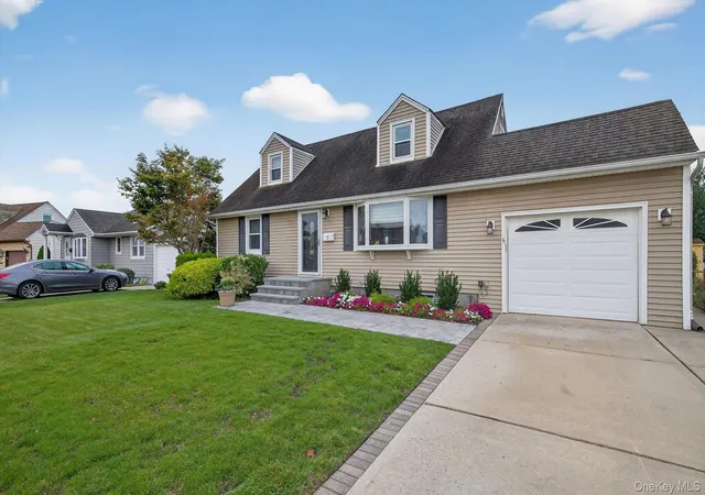 3rd image of 7 Greenbriar Ln, Oyster Bay, NY 11801 | MLS# 997297