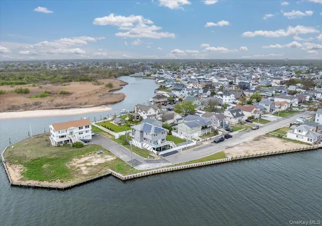 Photo 3 of Sale Pending at 981 S 4th Street, Lindenhurst, NY 11757 | MLS# 997306 | Listing updated on 2026-06-24
