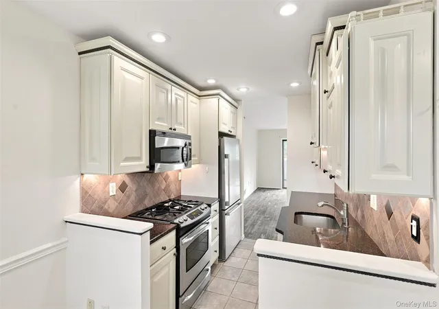 Listing Photo 4 - Condo for sale in building located at 1905 Magnolia Walk, Poughkeepsie, NY 12603