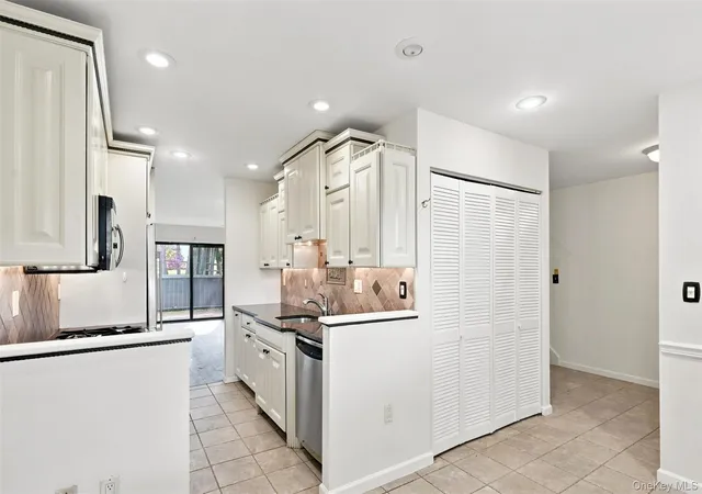 Listing Photo 5 - Condo for sale in building located at 1905 Magnolia Walk, Poughkeepsie, NY 12603