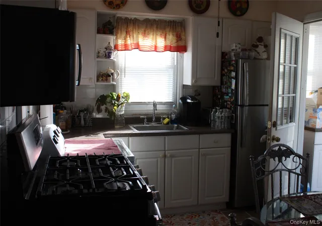 Photo 4 of Sale Pending at 138 Manor Pkwy, Hempstead, NY 11553 | MLS# 997367 | Listing updated on 2026-08-02