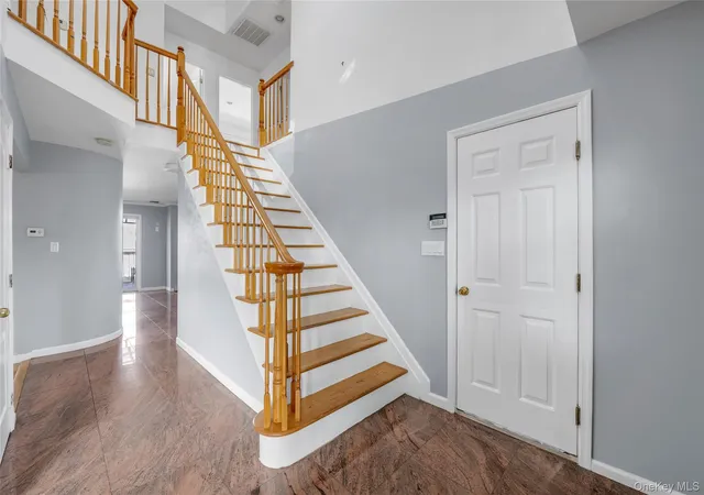 3rd image of 16 6Th Ave, New Hyde Park, NY 11040 | MLS# 997440