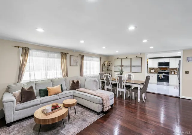 5th image of 31 Peak St, Ronkonkoma, NY 11779 | MLS# 997446