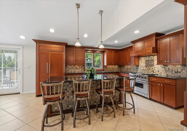 4th image of 8 Lewis Ln, North Hempstead, NY 11050 | MLS# 997502