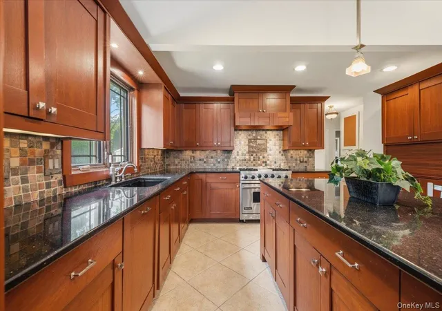 5th image of 8 Lewis Ln, North Hempstead, NY 11050 | MLS# 997502