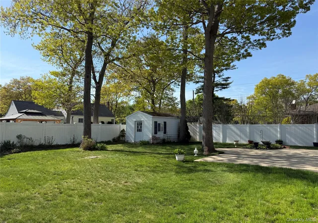 25th image of 72 Avenue B, Holbrook, NY 11741 | MLS# 997525
