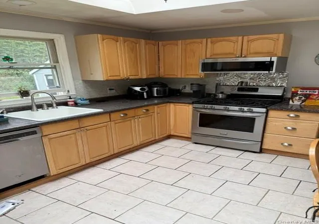 5th image of 10 Whittier Dr, Brookhaven, NY 11951 | MLS# 997526