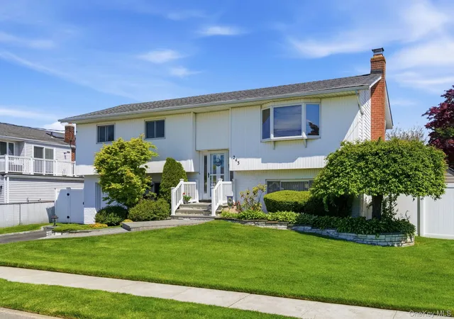 3rd image of 243 N Delaware Ave, Oyster Bay, NY 11758 | MLS# 997535