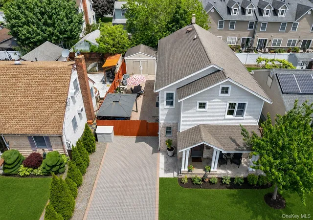 31st image of 11 Koch Pl, Carle Place, NY 11514 | MLS# 997538