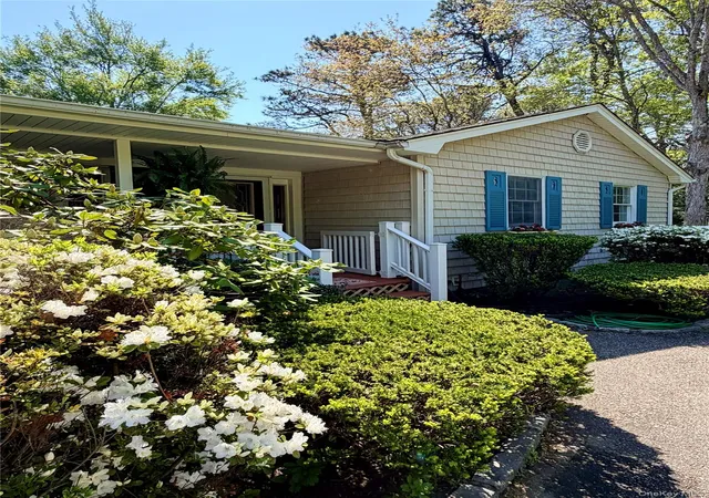 Homes for sale in Southampton, NY | 18 Beaver Ln W, Southampton, NY 11977 | MLS# 997616