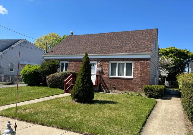 3rd image of 27 5th Ave, North Hempstead, NY 11590 | MLS# 997618