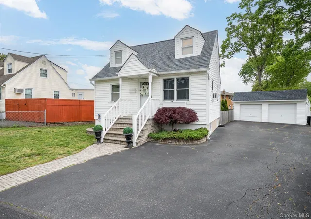 2nd image of 675 Little East Neck Rd, West Babylon, NY 11704 | MLS# 997630
