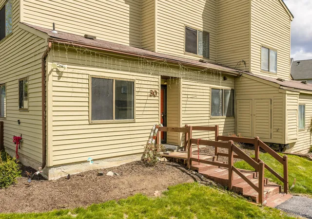 2nd image of 30 Sycamore Ct, Woodbury, NY 10930 | MLS# 997661