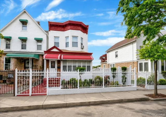 Photo 3 of Sale Pending at 4521 Carpenter Ave, Bronx, NY 10470 | MLS# 997706 | Listing updated on 2026-06-02