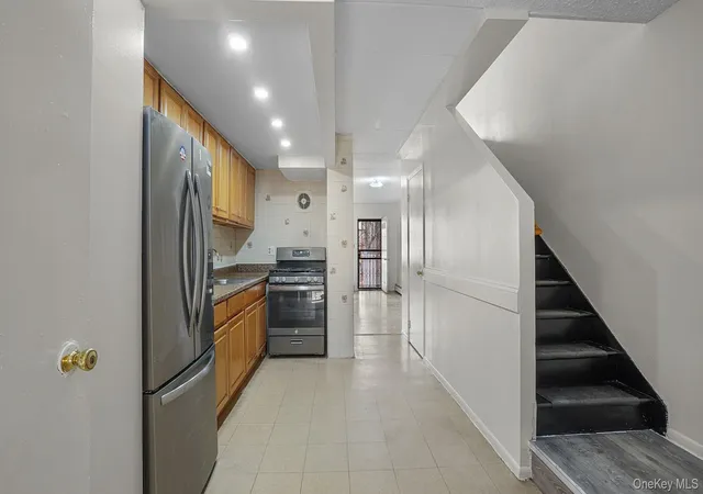 Photo 3 of Sale Pending at 1062 Woodycrest Ave, Bronx, NY 10452 | MLS# 997805 | Listing updated on 2026-09-04