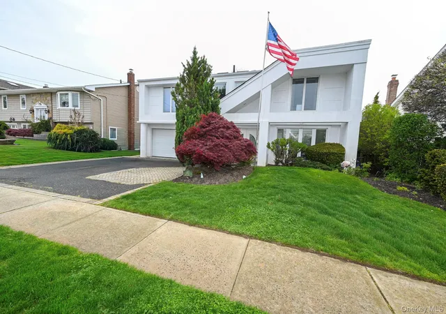 Photo 3 of Sale Pending at 2912 Bay Dr, Hempstead, NY 11566 | MLS# 997821 | Listing updated on 2026-08-30