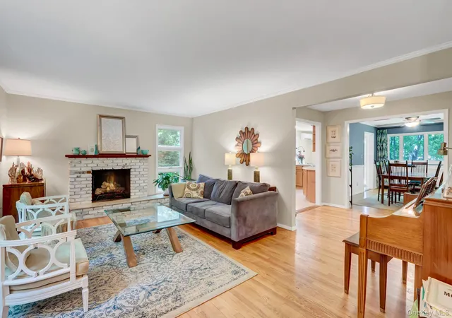 4th image of 16 Maplewood Dr, Huntington, NY 11768 | MLS# 997862