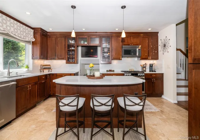 3rd image of 1 Lynns Wy, New Rochelle, NY 10805 | MLS# 997891