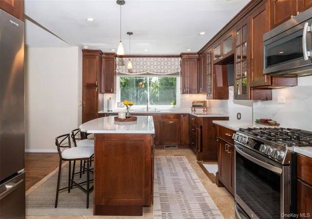 4th image of 1 Lynns Wy, New Rochelle, NY 10805 | MLS# 997891