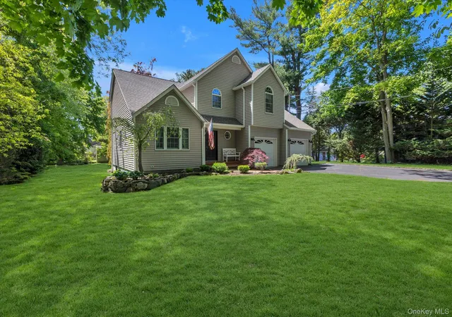 3rd image of 17 Claire Ave, Huntington Station, NY 11746 | MLS# 997936