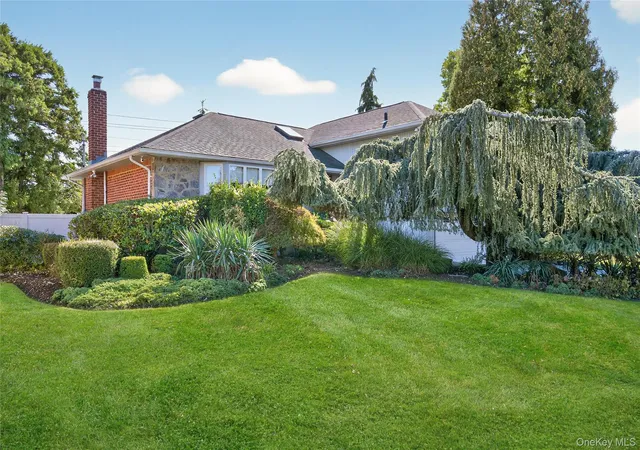 Photo 3 of Sale Pending at 11 Sunbeam Rd, Oyster Bay, NY 11791 | MLS# 997943 | Listing updated on 2026-08-07