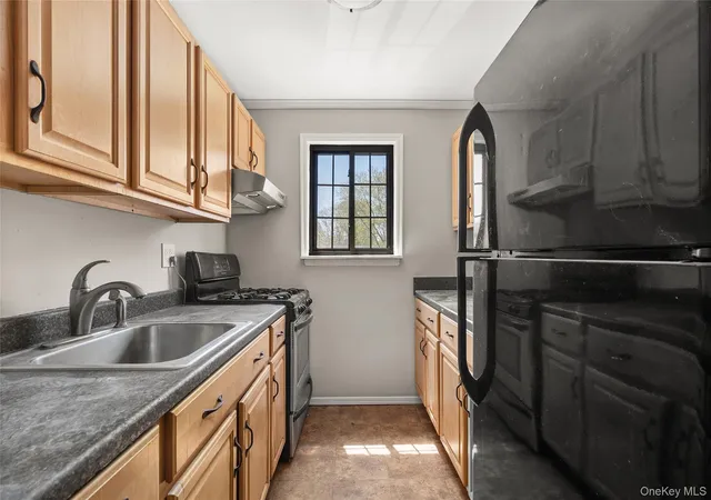 3rd image of 5 Pinebrook Pl, Islip, NY 11706