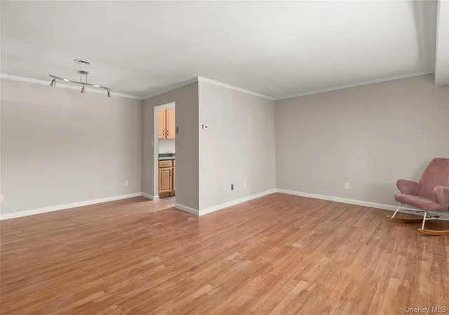 4th image of 5 Pinebrook Pl, Islip, NY 11706