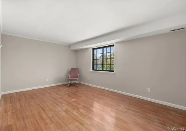 5th image of 5 Pinebrook Pl, Islip, NY 11706